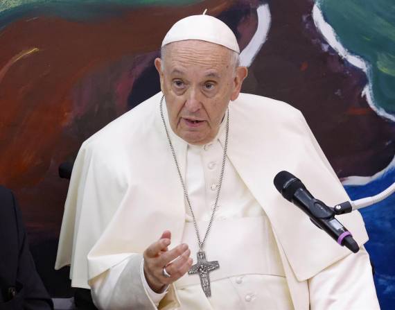 El papa Francisco ofrece observar las actuaciones en el Vaticano.