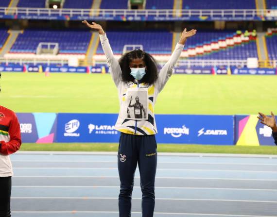 La atleta nacional recibió la medalla con una foto de Quiñónez.