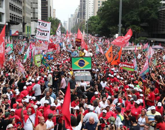 El candidato presidencial brasileño Luiz Inácio Lula da Silva (i), su esposa Janja (c) y otros integrantes de su campaña, realizaron hoy un recorrido junto a miles de simpatizantes por las calles de Sao Paulo.