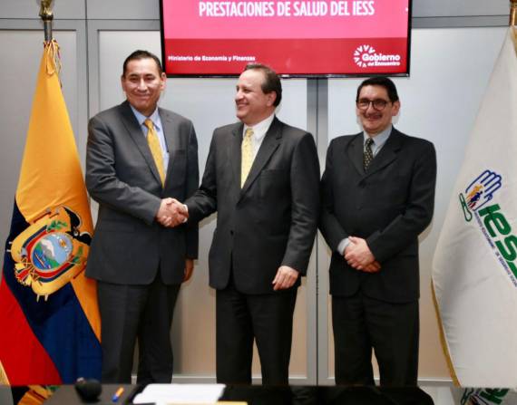 Francisco Cepeda, presidente del Consejo Directivo del IESS; Simón Cueva, ministro de Economía; Nelson García, director del IESS.