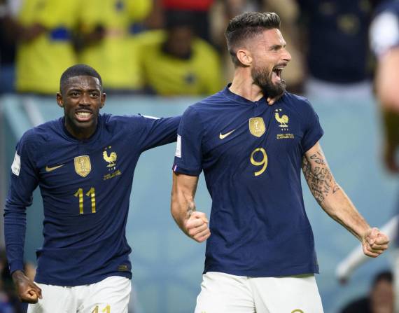 Doha (Qatar), 22/11/2022.- Olivier Giroud of France celebrates with teammate Ousmane Dembele (L) after scoring the second of his team during the FIFA World Cup 2022 group D soccer match between France and Australia at Al Janoub Stadium in Al Wakrah, Qatar, 22 November 2022. (Mundial de Fútbol, Francia, Catar) EFE/EPA/LAURENT GILLIERON
