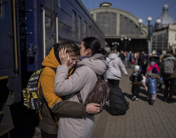 Una madre abraza a su hijo que escapó de la sitiada ciudad de Mariúpol y llegó a la estación de trenes en Leópolis, el domingo 20 de marzo de 2022, en el oeste de Ucrania.