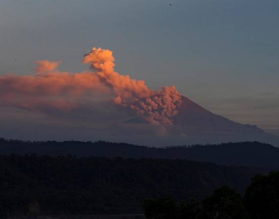 Fotografía de archivo en la que se registró una vista general de una fumarola expelida por el volcán Sangay, en la provincia de Morona Santiago.