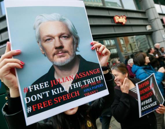 Imagen de archivo de una protesta para pedir la liberación del fundador de WikiLeaks, Julian Assange. EFE/Stephanie Lecocq