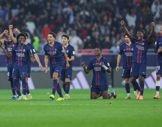 William Pacho (de rodillas) y sus compañeros del PSG celebran el título de la Copa Intercontinental, ganada en penales al Flamengo.