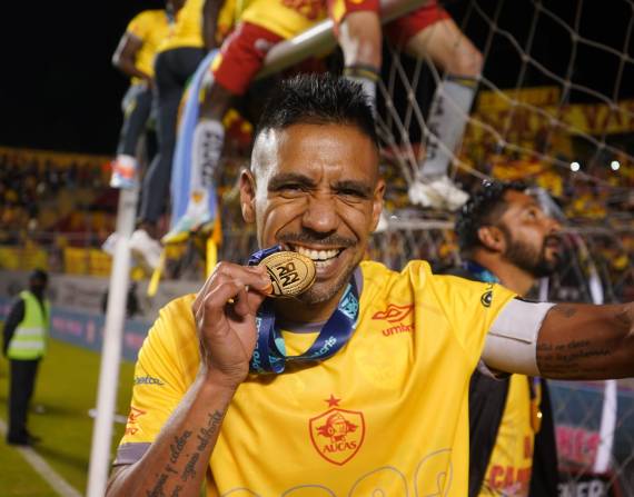 Víctor Figueroa festeja el título de LigaPro obtenido con Sociedad Deportiva Aucas, en el 2022.