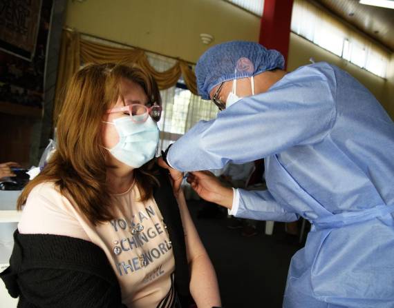Imagen de archivo. Una mujer recibe la tercera inyección contra el COVID-19, en Quito.