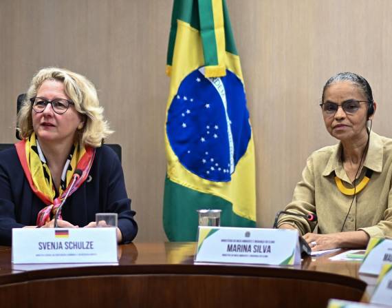 La ministra de Medio Ambiente y Cambio Climático de Brasil, Marina Silva (d), y la ministra federal de Cooperación Económica y Desarrollo de Alemania, Svenja Schulze, ofrecen una rueda de prensa hoy, en Brasilia (Brasil). EFE/ Andre Borges