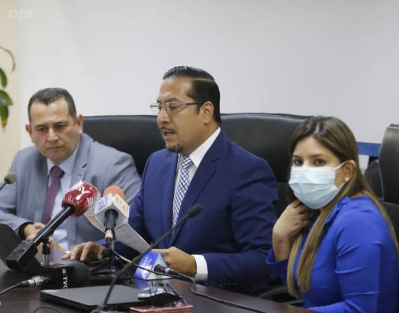 Francisco Bravo, Hernán Ulloa y María Fernanda Rivadeneira.