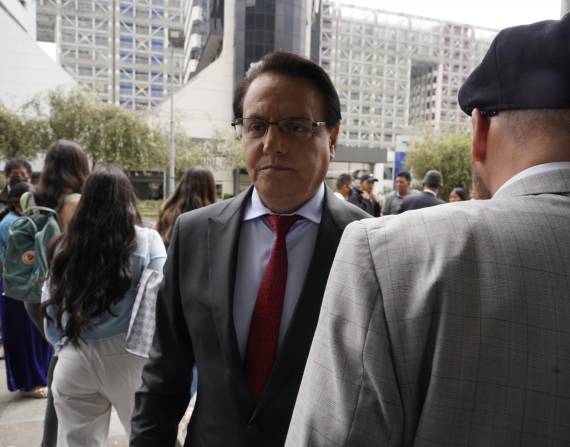 El asambleísta Fernando Villavicencio acude al Complejo Judicial Norte de Quito para una audiencia de acción de protección.