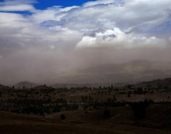 Vista de ceniza volcánica del volcán Sangay sobre la población de Tixán, en Chimborazo.