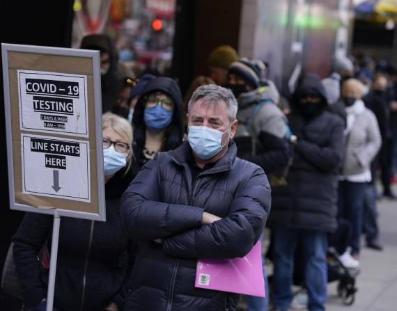 Personas hacen fila en un centro de pruebas diagnósticas a COVID-19, el 13 de diciembre de 2021, en Times Square, en la ciudad de Nueva York. (AP Foto/Seth Wenig, Archivo)