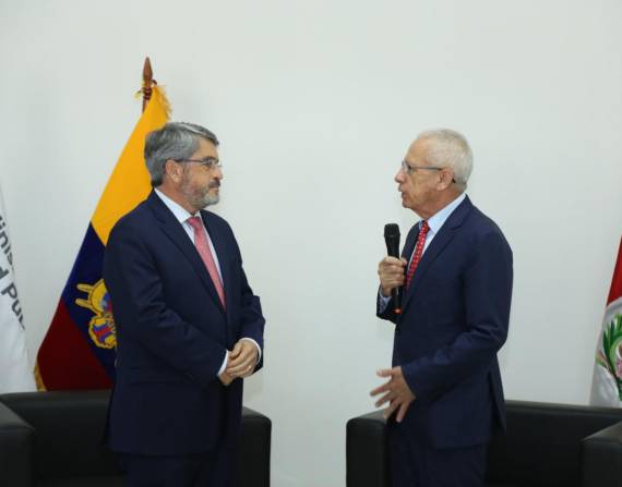 El ministro de Salud mantuvo una reunión con el el embajador de Perú, Vicente Rojas Escalante.
