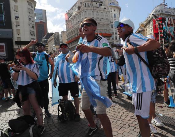 Hinchas argentinos animan hoy, en los alrededores del Obelisco, en la final del Mundial de Fútbol Qatar 2022 entre Argentina y Francia, en Buenos Aires (Argentina).