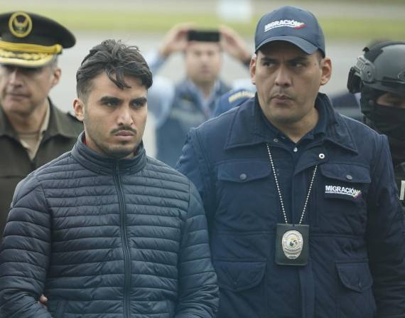 El sospechoso del femicidio de Mará Belén Bernal, el exteniente de la Policía Nacional, Germán Cáceres, llega a la sala Protocolar del Aeropuerto se Tababela proveniente de Colombia.