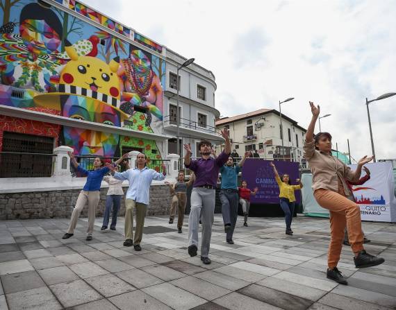 Personas participan hoy en la inauguración de un mural pintado por el artista español Okuda San Miguel en Quito.