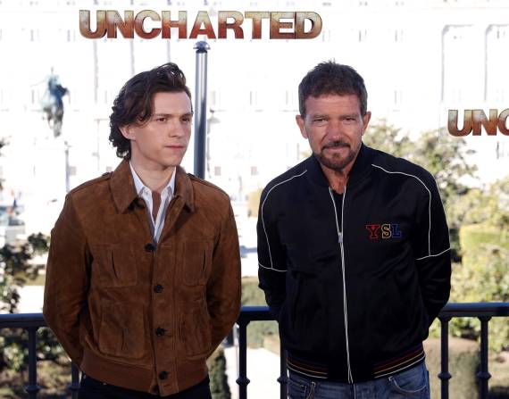 Los actores Tom Holland (i) y Antonio Banderas (d) durante la presentación de la película Uncharted en Madrid, el 8 de febrero de 2022.