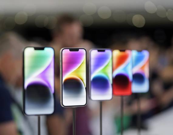 Los nuevos iPhone 14 en exhibición en un evento de Apple, en la sede de la empresa en Cupertino, California.