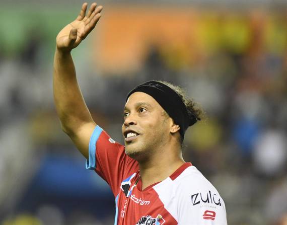 Ronaldinho, figura brasileña saludando al público en el estadio Jocay de Manta.