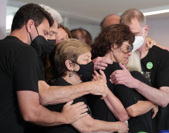 Alessandra Sampaio (c-d), esposa del periodista británico Dom Phillips, recibe un abrazo de varios familiares durante las honras fúnebres de su esposo.