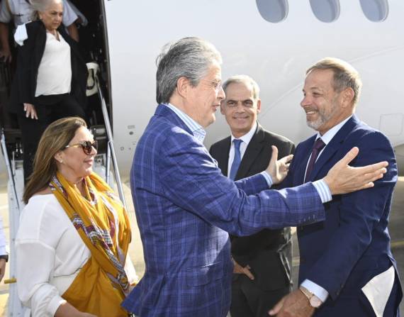 Momento en el que Guillermo Lasso saluda con las autoridades de Israel a su llegada a Tel Aviv.