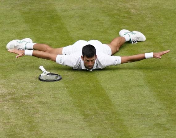 Novak Djokovic reacciona tras anotarse un punto ante Jannik Sinner en los cuartos de final de Wimbledon, el martes 5 de julio de 2022.