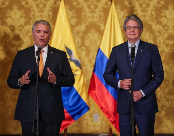 El presidente de Colombia, Iván Duque, participa hoy junto a su homólogo ecuatoriano, Guillermo Lasso, en una rueda de prensa.