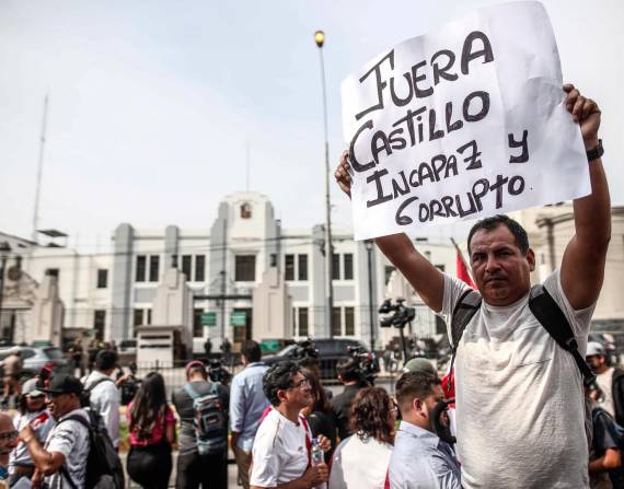 Manifestantes en contra de Pedro Castillo se reunieron en las afueras de la Prefectura de Lima.