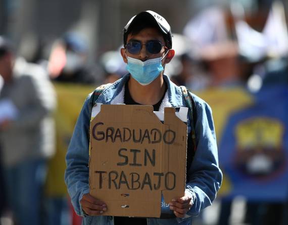Manifestantes participaron en una marcha con motivo del Día Internacional del Trabajo, este 1 de mayo de 2022, en Quito.