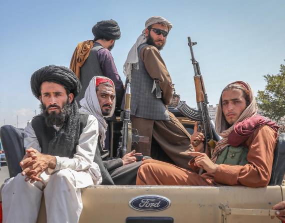 Talibanes viajan en un vehículo por las calles de Kabul en Afganistán.