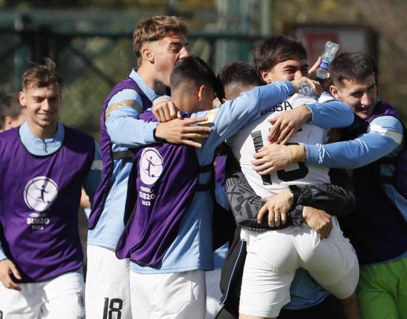 Ignacio Sosa (c) festeja junto a sus compañeros uno de los cuatro goles que Uruguay le marcó a Venezuela en el Sudamericano sub-20.