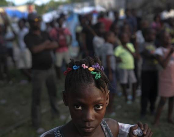 Una niña espera con otras víctimas del sismo de magnitud 7,2 que sacudió Haití la semana pasada en un centro de distribución de alimentos en Les Cayes, el sábado 21 de agosto de 2021.