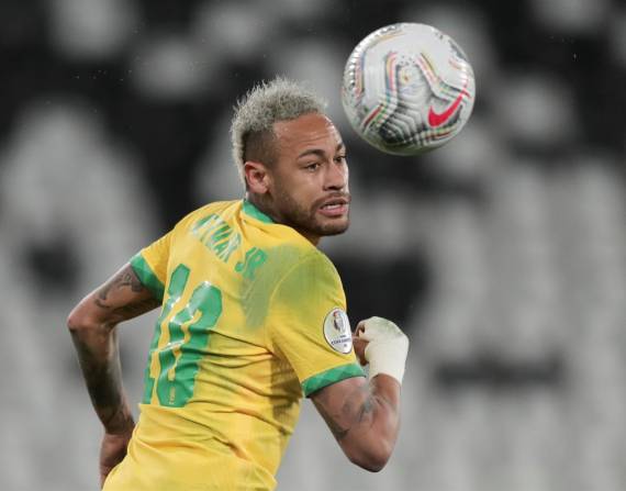 Neymar de Brasil recibe el balón, el 5 de julio de 2021, ante Perú, durante un partido por las semifinales de la Copa América, en el estadio Olímpico Nilton Santos en Río de Janeiro (Brasil).