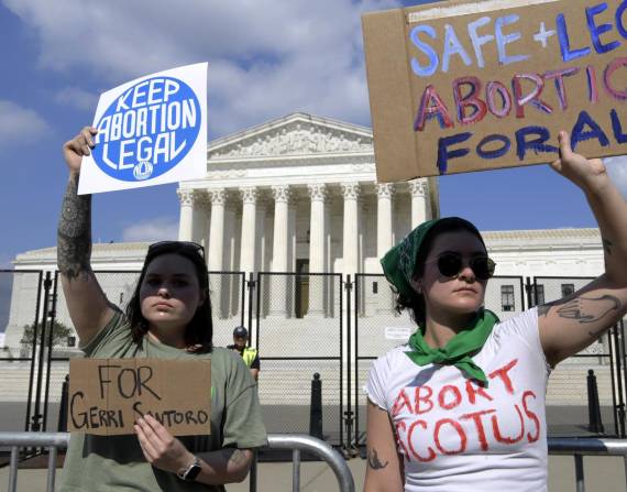Activistas protestan contra el fallo del Tribunal Supremo de EEUU que prohíbe el aborto. EFE/ Archivo/ Lenin Nolly