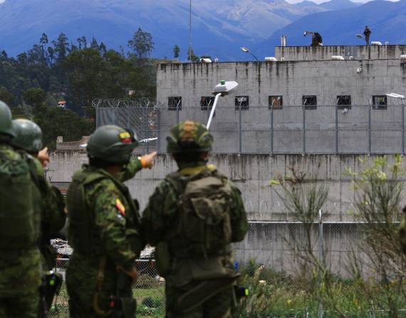 Militares custodian la parte externa de la cárcel de Turi, Azuay.