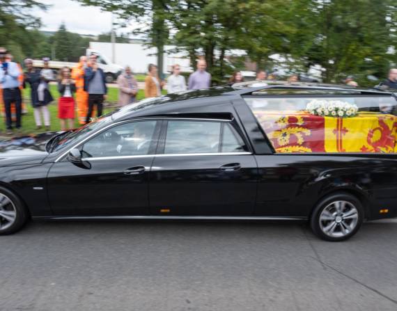 El cortejo fúnebre de la reina Isabel II este domingo en su camino hacia Edimburgo, en Escocia. EFE/EPA/PAUL REID