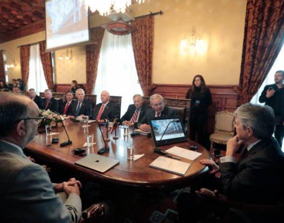 Momento de la reunión entre el presidente Guillermo Lasso y los senadores estadounidenses.