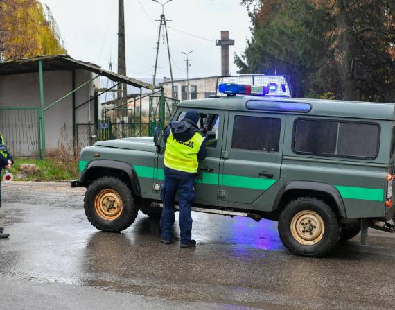 Oficiales de policía polacos patrullan en el pueblo de Przewodow, sureste de Polonia, donde cayó un misil.