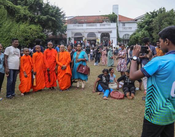 Cientos de personas se tomaron fotografías tras ingresar a la residencia de Gotabaya Rajapaksa.