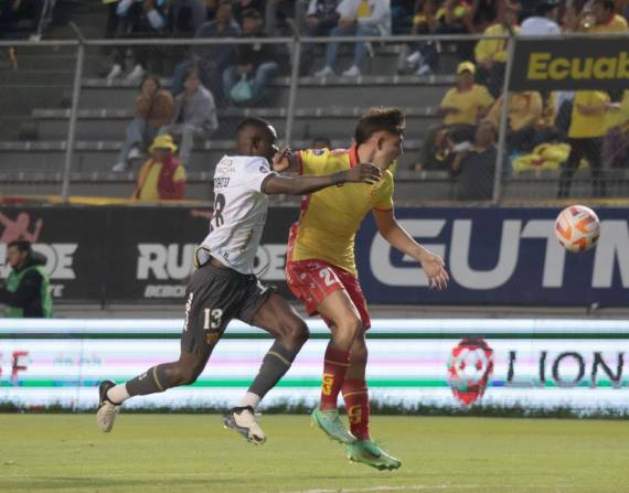 Janner Corozo disputa el balón con Ulises Ciccioli por la fecha 15 de la LigaPro Ecuabet conectada por Xtrim