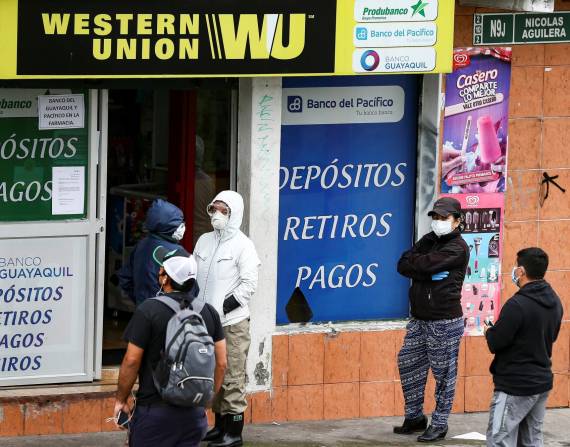 Ciudadanos hacen fila en una agencia Wester Union en Quito (Ecuador), en una fotogradía de archivo. EFE/José Jácome