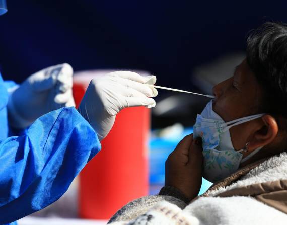 Una persona se realiza una prueba PCR para la detección de la covid-19, en Quito (Ecuador), en una fotografía de archivo. EFE/José Jácome