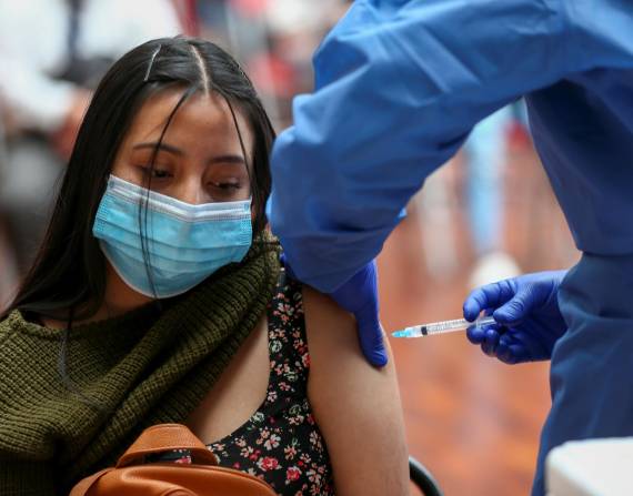 Una persona recibe una dosis de la vacuna contra la covid-19 en la Universidad de La Américas, hoy, en Quito (Ecuador). El plan de vacunación del Gobierno ecuatoriano, que avanza de forma acelerada. EFE