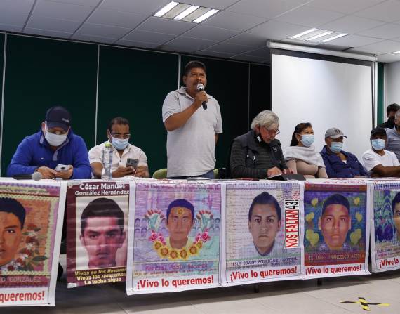 Padres de los 43 estudiantes desaparecidos de Ayotzinapa participaron en una asamblea popular.