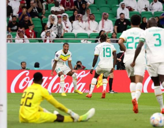 Senegal celebró su victoria que lo mantiene con vida en el Mundial.