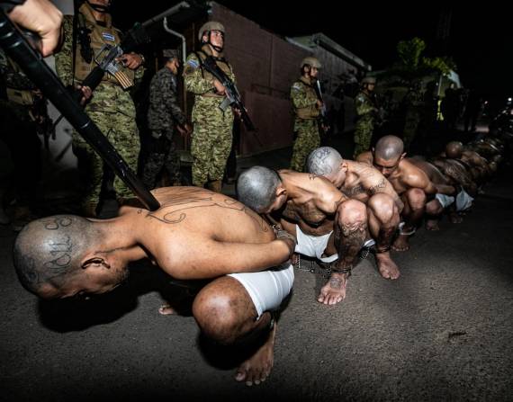 Fotografía cedida por la presidencia de El Salvador donde se observa el traslado de pandilleros a la cárcel denominada Centro de Confinamiento del Terrorismo (CECOT).