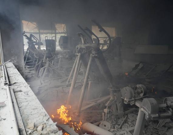 Humo y llamas dentro de un gimnasio dañado por bombardeos en Kiev, Ucrania.