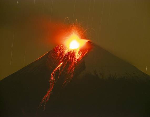 Vista de la actividad eruptiva del volcán Sangay, desde la parroquia San Isidro, en el Parque Nacional Sangay, en Macas (Ecuador), en una fotografía de archivo.