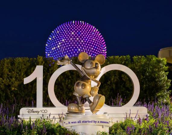 Fotografía cedida por Disney donde se muestra la escultura de platino de Mickey Mouse instalada con ocasión de los 100 años de Disney en la entrada del Walt Disney World Resort en Lake Buena Vista, Florida (EE.UU.).