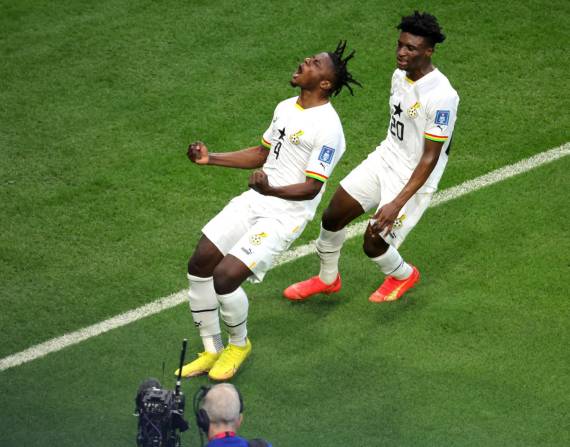 Doha (Qatar), 28/11/2022.- Mohammed Salisu (L) of Ghana celebrates with teammate Mohammed Kudus of Ghana after scoring the opening goal during the FIFA World Cup 2022 group H soccer match between South Korea and Ghana at Education City Stadium in Doha, Qatar, 28 November 2022. (Mundial de Fútbol, Abierto, Corea del Sur, Catar) EFE/EPA/Abir Sultan